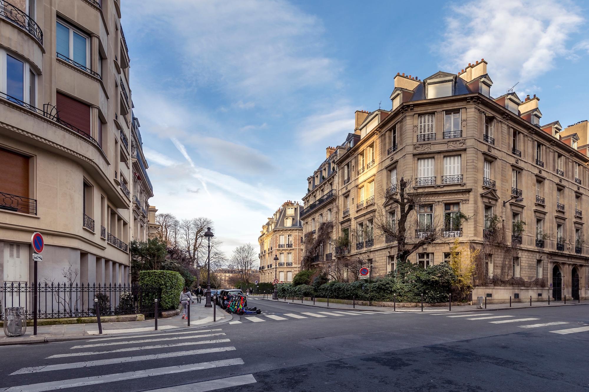 Which Hotel Should You Choose in Paris’s 19th Arrondissement for a Family Stay?